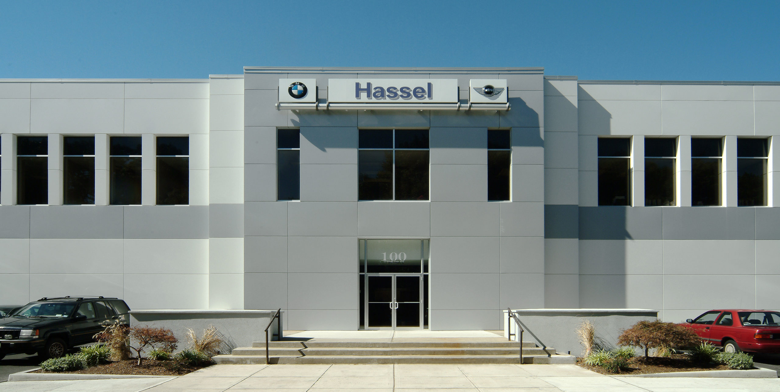 Exterior of Hassel BMW in Freeport