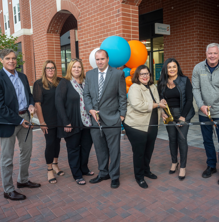 Bethpage Federal Credit Union, TRITEC, and Neil Foley cutting the ribbon for the grand opening at Station Yards